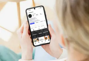 person holding phone with savys instagram for a blog about psychological effects of social media